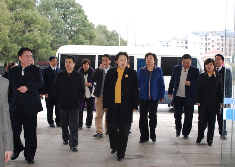 2009年2月，時任湖南省人大常委會副主任、黨組成員，省總工會主席劉蓮玉來四化建調研