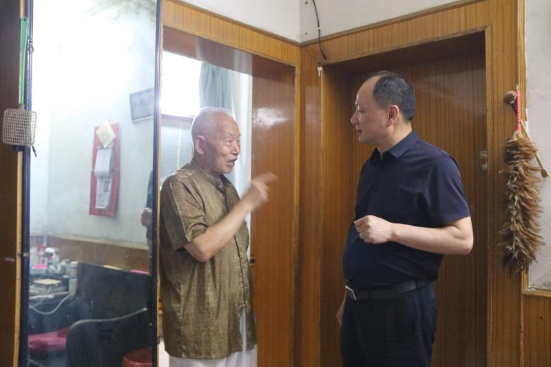 公司黨委書(shū)記、董事長(zhǎng)周鴻春節(jié)慰問(wèn)老黨員、軍轉(zhuǎn)干部