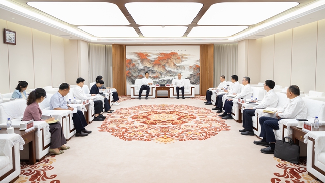 莫鼎革與湖南省委常委、岳陽市委書記謝衛(wèi)江舉行會談